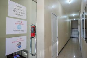 Fotografie z fotogalerie ubytování RedDoorz near Universitas Diponegoro Semarang 2 v destinaci Semarang