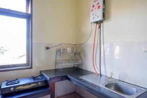 Kuchyň nebo kuchyňský kout v ubytování RedDoorz near Universitas Diponegoro Semarang 2
