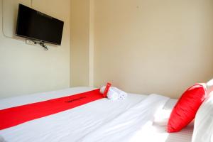 Postel nebo postele na pokoji v ubytování RedDoorz near Universitas Diponegoro Semarang 2