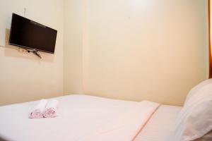 Postel nebo postele na pokoji v ubytování RedDoorz near Universitas Diponegoro Semarang 2