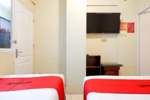 Postel nebo postele na pokoji v ubytování RedDoorz near Universitas Diponegoro Semarang 2