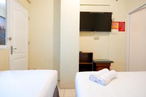 Postel nebo postele na pokoji v ubytování RedDoorz near Universitas Diponegoro Semarang 2