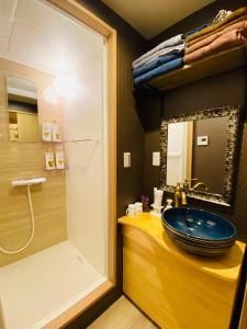 y baño con lavabo azul y ducha. en 恵美須西 陽, en Osaka