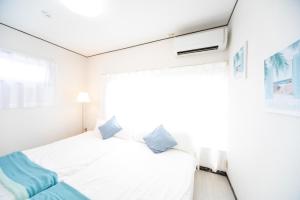 Una cama o camas en una habitación de Yokkaichi Hazunaka Hotel