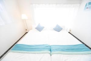 Una cama o camas en una habitación de Yokkaichi Hazunaka Hotel