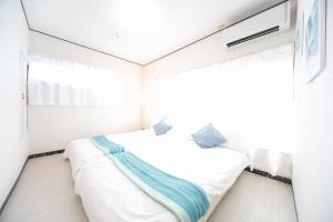 Una cama o camas en una habitación de Yokkaichi Hazunaka Hotel