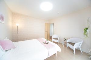 Una cama o camas en una habitación de Yokkaichi Hazunaka Hotel