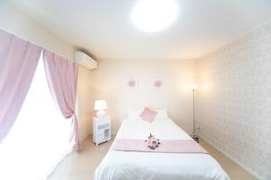 Una cama o camas en una habitación de Yokkaichi Hazunaka Hotel