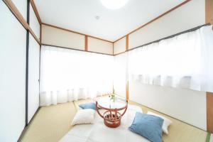 Una cama o camas en una habitación de Yokkaichi Hazunaka Hotel
