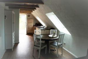 une salle à manger avec une table et des chaises dans une cuisine dans l'établissement Ferienwohnung in der Uckermark am Oberuckersee OT Warnitz, à Warnitz