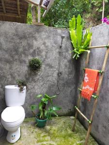 A bathroom at anik homestay & dormy Batukaras