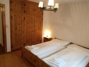 a bedroom with two twin beds and a lamp at Aurora 2 in Leukerbad