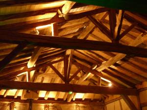 - un plafond en bois avec poutres apparentes dans l'établissement Domaine des Brouilles, à Malafretaz