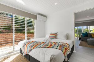 Ένα ή περισσότερα κρεβάτια σε δωμάτιο στο Seascape Pet Friendly Ocean Views Sunshine Beach