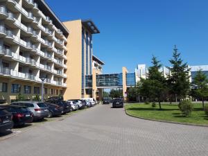 コウォブジェクにあるApartament 614 w Arka Medical SPAの建物の隣に車を停めた駐車場