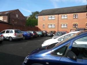 un montón de autos estacionados en un estacionamiento en The Premier Lodge en Morpeth