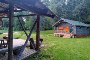 eine kleine Hütte mit einer Veranda und einer Terrasse in der Unterkunft Kaussjärve puhkemaja in Rouge