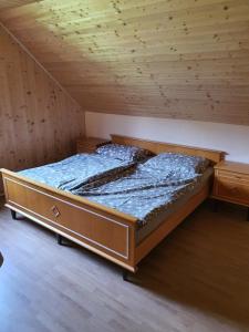 Kamna GoricaにあるKoča Goška ravanの木製の天井の客室のベッド1台分です。