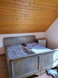 Ένα ή περισσότερα κρεβάτια σε δωμάτιο στο Koča Goška ravan