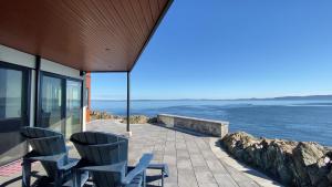 Afbeelding uit fotogalerij van Otter Grotto 1 bed suite - Oceanfront Relaxation in Victoria