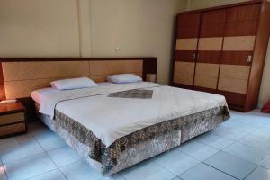 1 dormitorio con 1 cama grande en una habitación en Villa Puri Royan, en Jimbaran