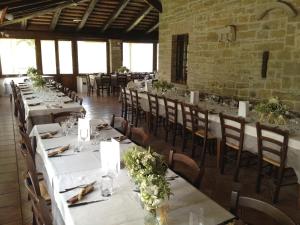 A restaurant or other place to eat at Agriturismo Acero Rosso