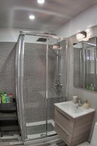 y baño con ducha y lavamanos. en Geremy's boutique vivienda VV A-38-4-2068, en Arona