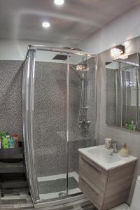 łazienka z prysznicem i umywalką w obiekcie Geremy's boutique vivienda VV A-38-4-2068 w Aronie