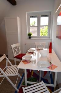 a white table and chairs in a room at Ferienwohnung Seulberg in Friedrichsdorf