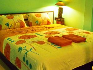 เตียงในห้องที่ Baan Saithong