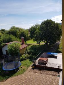 una vista aérea de un patio con una casa en Pensiunea Ruxandra, en Baile 1 Mai