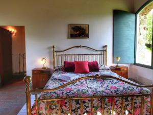 ルーフィナにあるMagnificent detached house with panoramic viewsのベッドルーム1室(赤い枕のベッド1台付)
