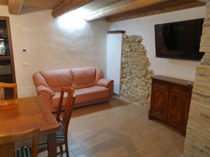 a living room with a couch and a table at Vacanze in collina, tra mare e monti in Bucchianico
