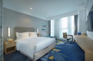 Tempat tidur dalam kamar di Holiday Inn Express - Qingdao West Coast, an IHG Hotel
