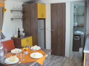 A kitchen or kitchenette at Victoria mobilehome in camping Stella del Sud