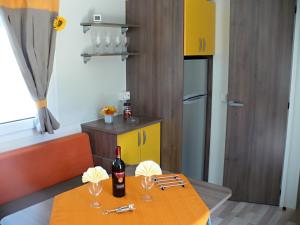 A kitchen or kitchenette at Victoria mobilehome in camping Stella del Sud