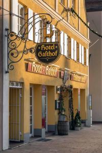 un edificio con un cartel para un patio de comidas en Hotel Restaurant Goldener Hirsch, en Donauwörth