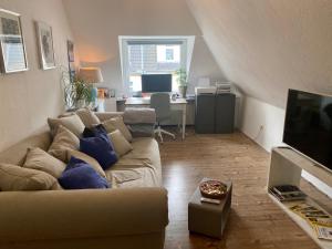 ein Wohnzimmer mit einem Sofa und einem Esszimmer in der Unterkunft Apartments Frieda - Fritz - Paula in Essen Rüttenscheid in Essen