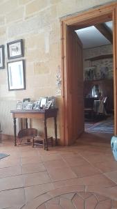 - une table en bois dans une chambre avec une porte ouverte dans l'établissement Les Logis de Lestiac, à Lestiac-sur-Garonne