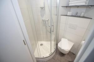 un bagno con doccia e WC di Première Classe Lyon Sud - A7 a Irigny