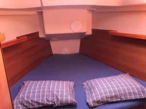 Sailing Yacht Armida Rhodes في بلدة رودس: غرفه صغيره فيها سريرين