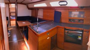 Sailing Yacht Armida Rhodes في بلدة رودس: مطبخ مع كونتر وطاولة في قارب