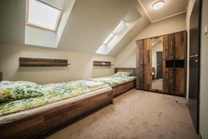 sypialnia z 2 łóżkami i oknem w obiekcie Hostel pod Cisem w Elblągu