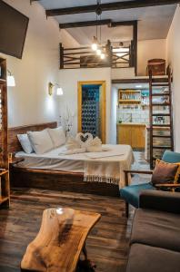 1 dormitorio con cama, mesa y sofá en kartalia studios, en Porto Koufo