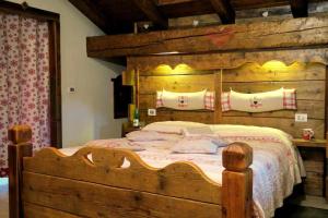 Romantica suite con vasca idromassaggio tesisinde bir odada yatak veya yataklar