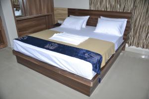 Postel nebo postele na pokoji v ubytování Hotel Saarang Forever