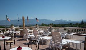 - une rangée de tables et de chaises sur la terrasse dans l'établissement Hotel Sottovento, à Sant'Egidio del Monte Albino