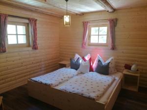 Łóżko lub łóżka w pokoju w obiekcie Ampferkaralm Hütte