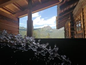 Widok na góry z tego domu w stylu alpejskim