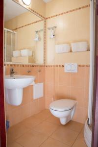 a bathroom with a toilet and a sink at Apartament 506 Krynica Zdrój Centrum in Krynica Zdrój